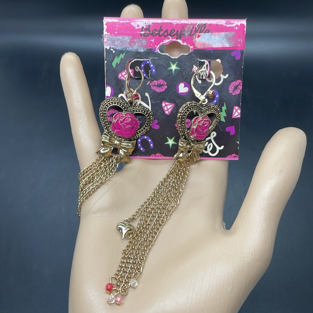 Betsey Johnson Betseyville gold tone rose heart bow dangle chain earrings NWT